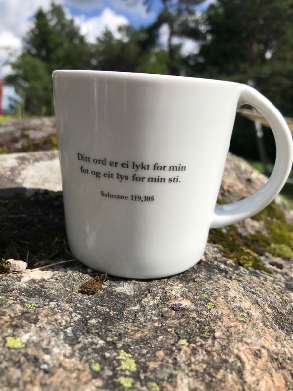 Kopp med bibelvers Salmane 119,105 Nynorsk